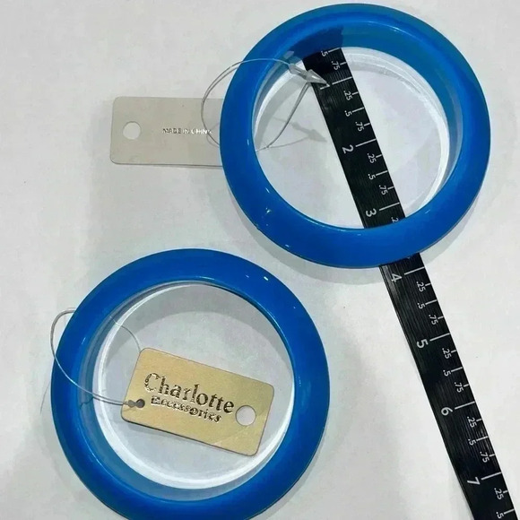 Charlotte Accessories turquoise colored plastic bangle bracelets lot of 2 - Picture 5 of 6